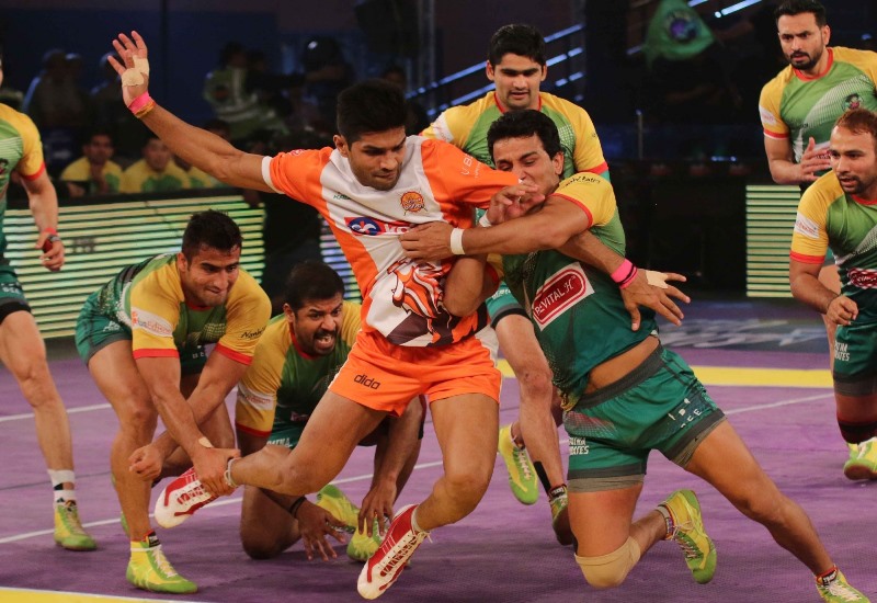 Players of Patna Pirates and Puneri Paltan in action during the Pro Kabaddi League semi final match in New Delhi on March 4, 2016.