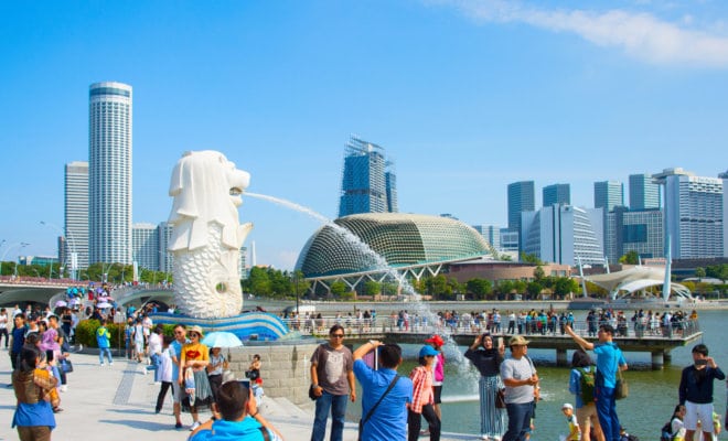 Tourists in front of Singapore Merlion fountain.